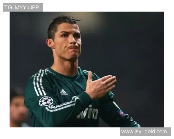 足球巨星场下温情时刻逗儿子欢笑展现父爱魅力